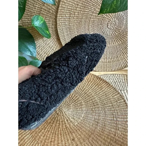 Zizor women’s size 9 black fuzzy Slippers - Picture 8 of 8